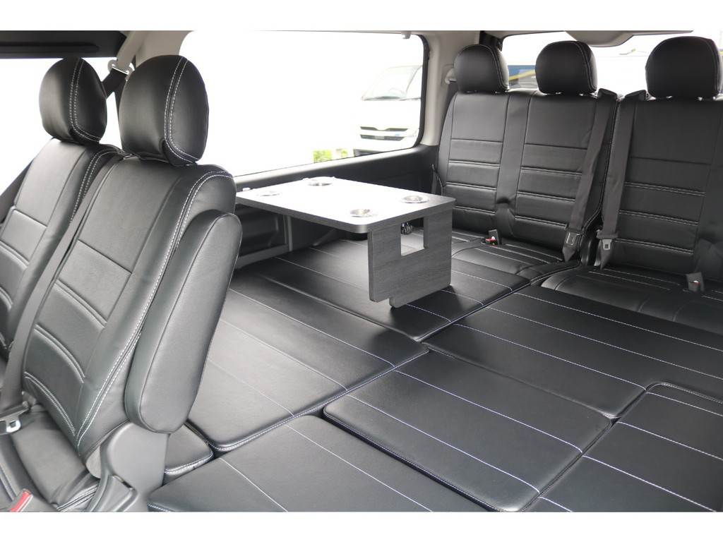 テーブル付きで車内でのお食事もお楽しみ頂けますよ♪