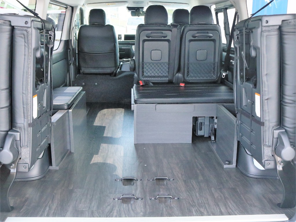 ベッドキット収納、4列目跳ね上げで広いラゲッジスペースを確保できます！