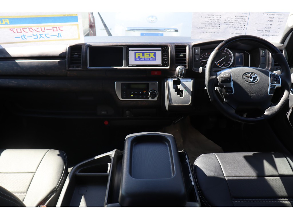 マホガニ調インテリアがおしゃれに仕上がっています！