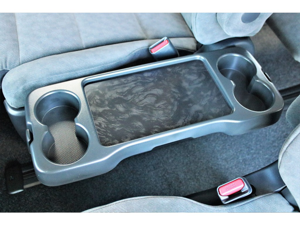 ２列目キャプテンシートにはセンターテーブル搭載！！