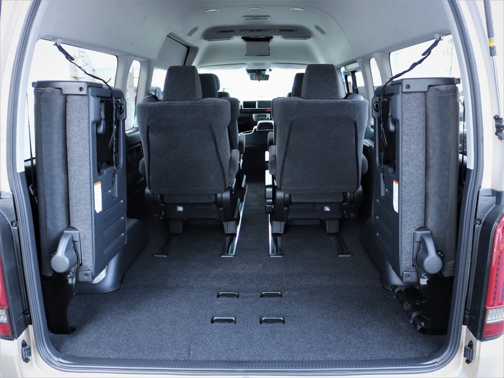 ４列目を跳ね上げれば収納スペース御座います！