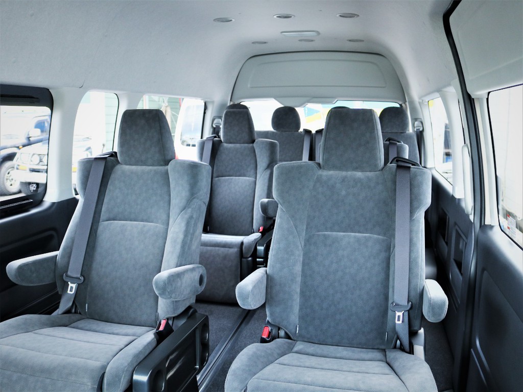室内広々１０人乗り、キャプテンシート搭載車両！