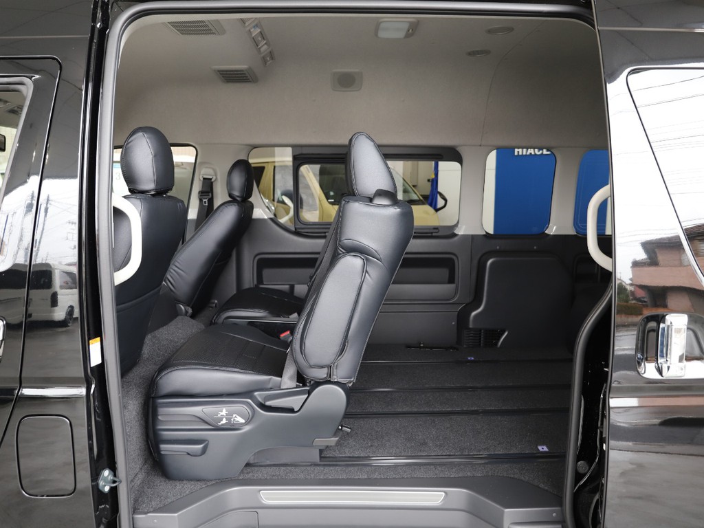 シートがここまで前に移動できるので三列目以降の乗り降りも楽々