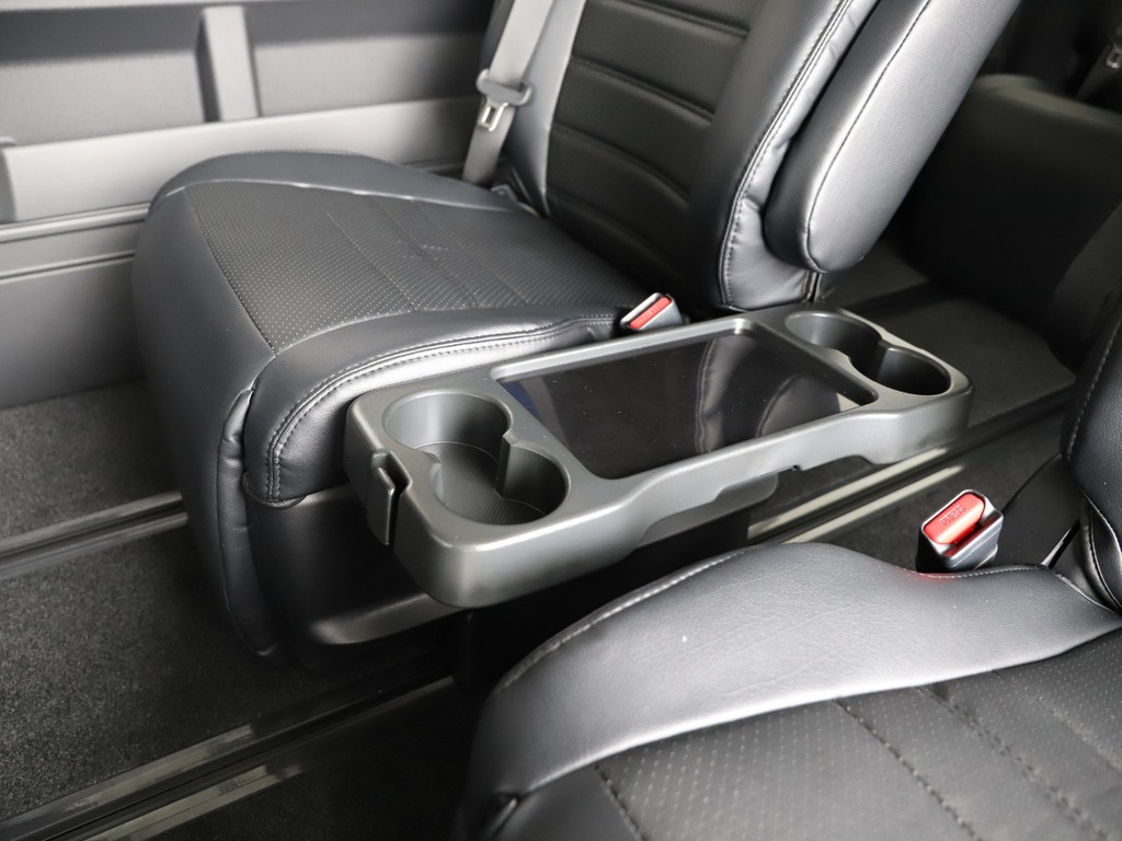 各列の座席の間にはカップホルダー装着