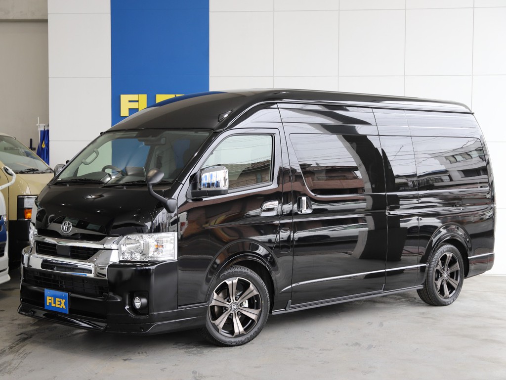 ローダウンとオーバーフェンダーの視覚効果で重量感のある仕上がりに