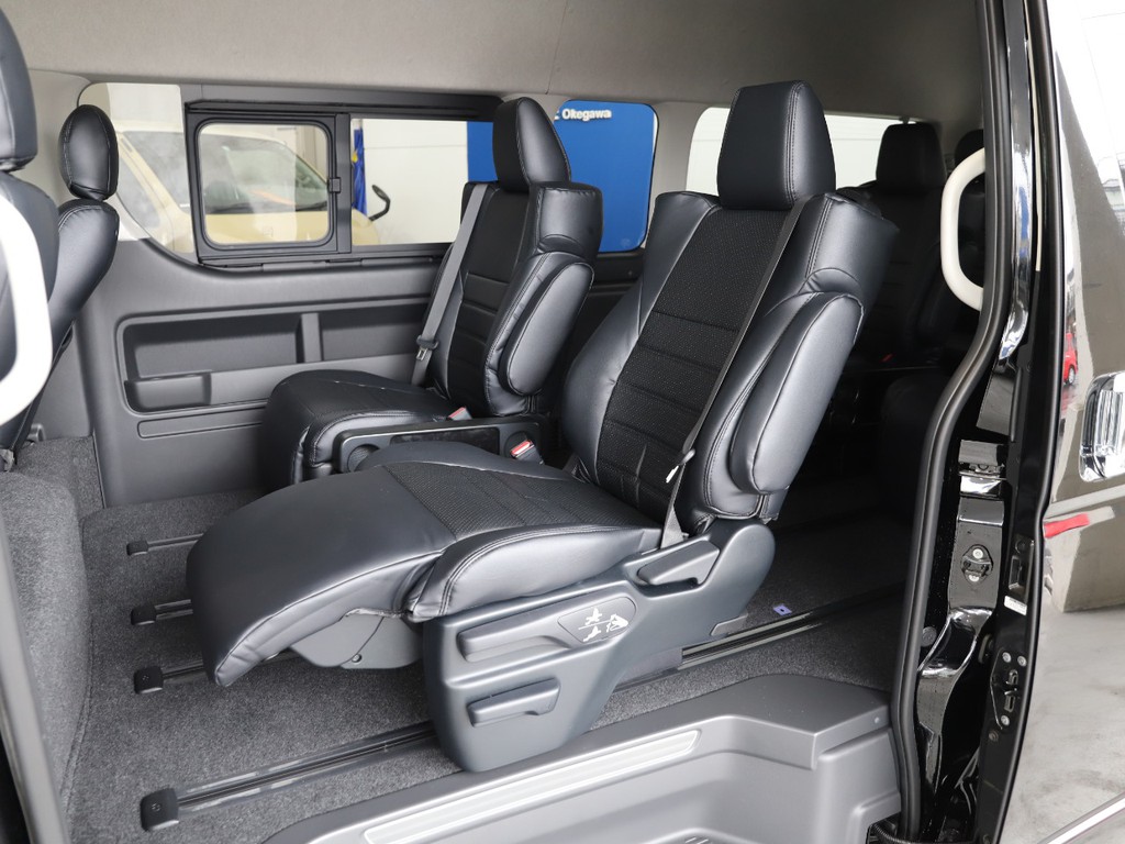 オットマン付きシートのためファインテックならではのリクライニングに