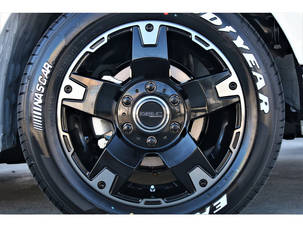 足元にはオリジナルＤＥＬＦ０３ １７インチＡＷ＆グッドイヤーナスカーホワイトレタータイヤをチョイス！！
