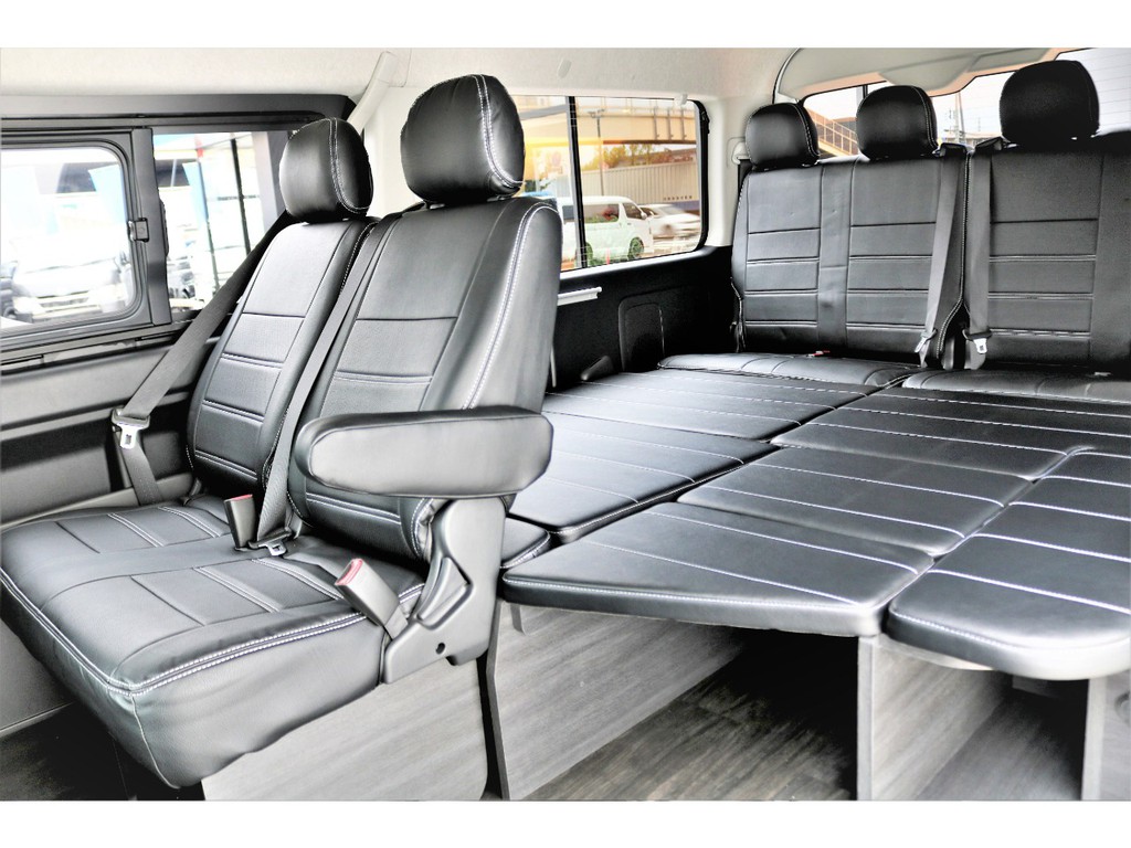 テーブルをサードシート下に収納し、ベッドマット展開すれば就寝も可能なベッドスペースになります！！