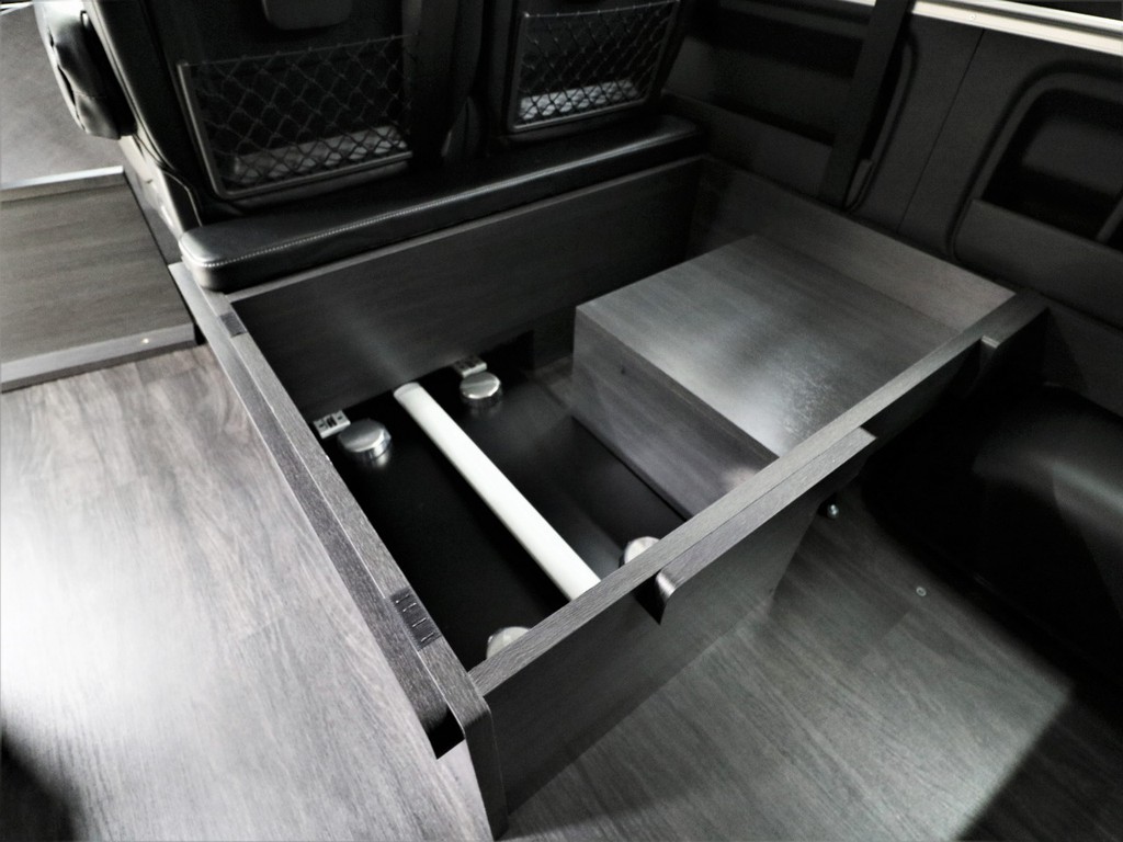 ３列目座面にベッドマット・テーブルを収納するスペースがございます！