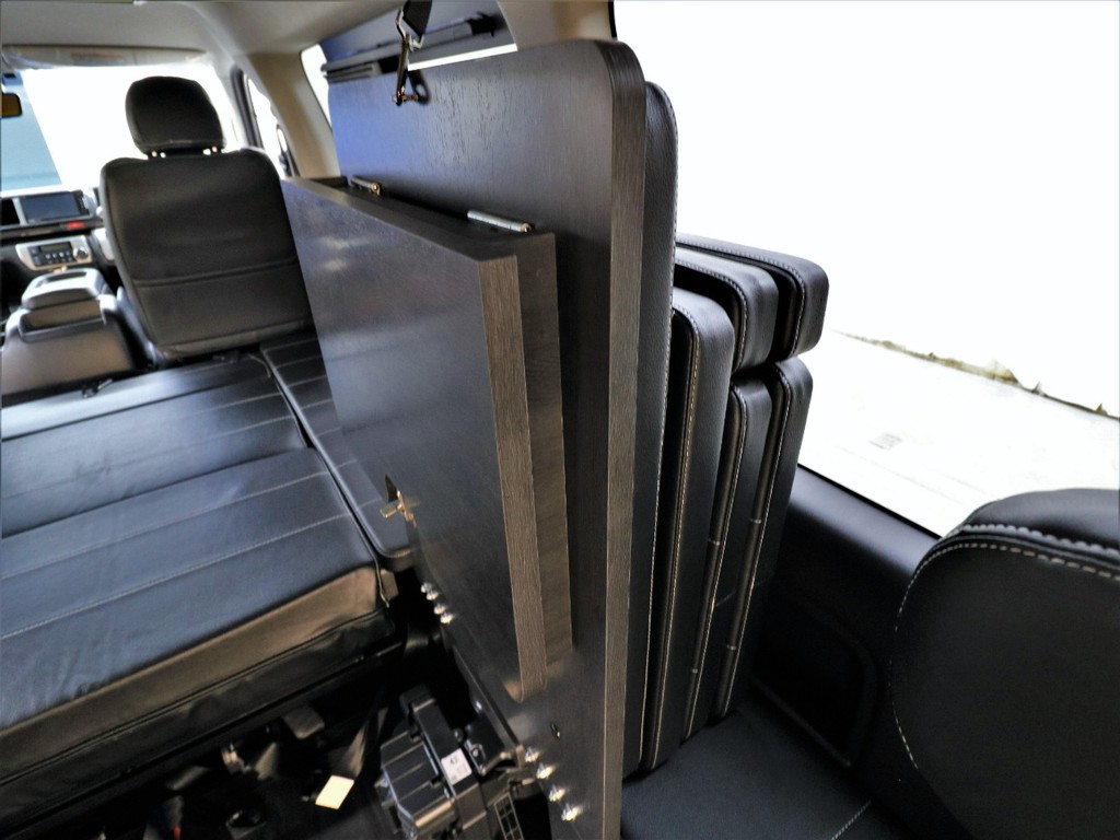 サードシート跳ね上げ時はベッドマットを収納収納することも可能です！