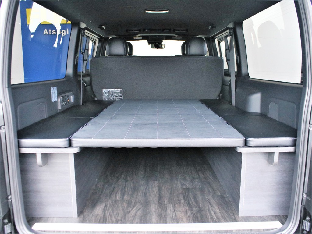 車中泊も快適に行える内装架装Ver4のアレンジとなっております！荷室空間を最大限活かした装備が備わっております！