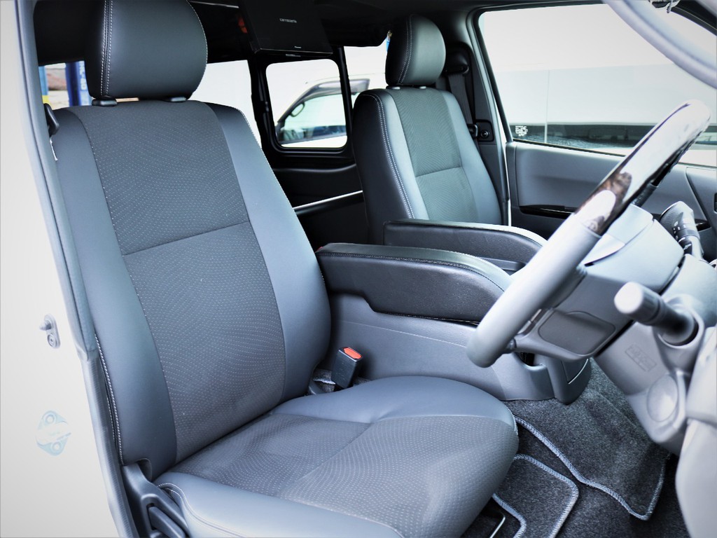 運転席シート、専用ハーフレザーシート！
