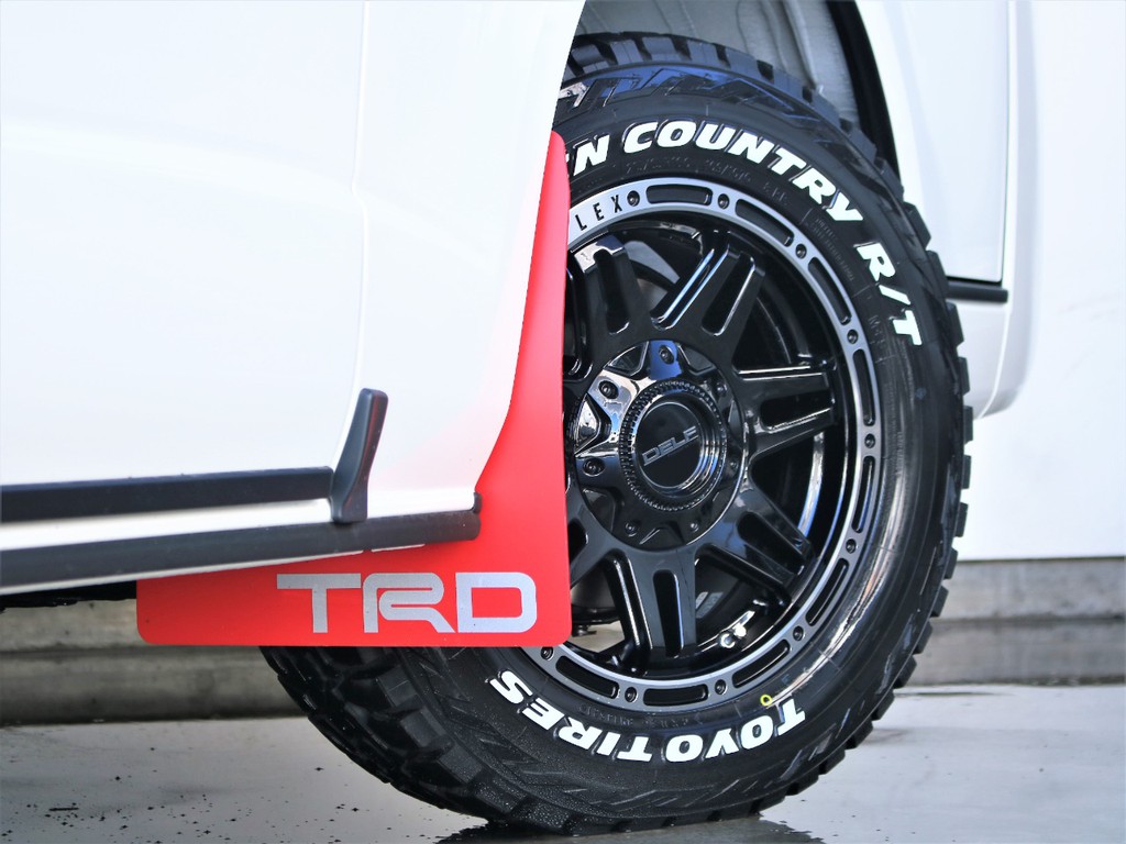 Delf04のアルミホイール１６インチ＆オープンカントリー１６インチを装備しております！TRDマッドフラップも装備済み！オフロード感が増すカスタムとなっております！