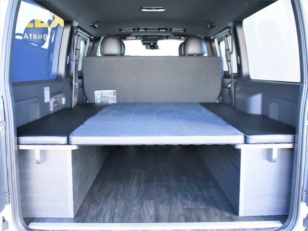 車中泊も快適に行える内装架装Ver4のアレンジとなっております！荷室空間を最大限活かした装備が備わっております！