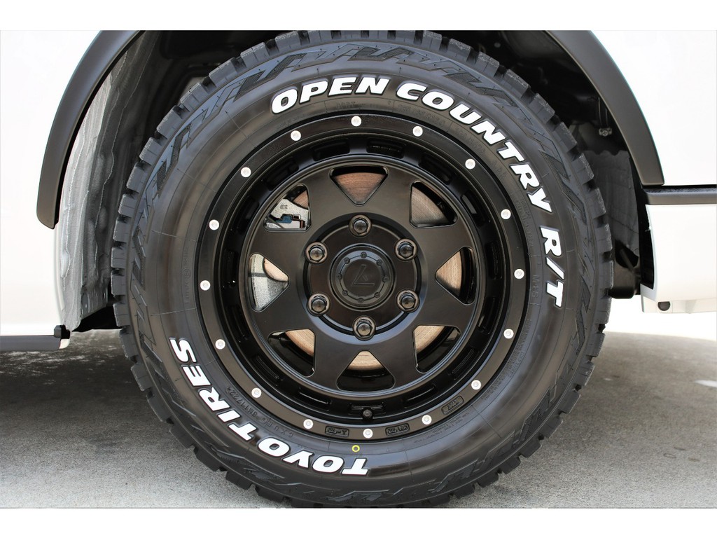 足元にはレオウィング１６インチＡＷ＆ＴＯＹＯオープンカントリータイヤをチョイス！！