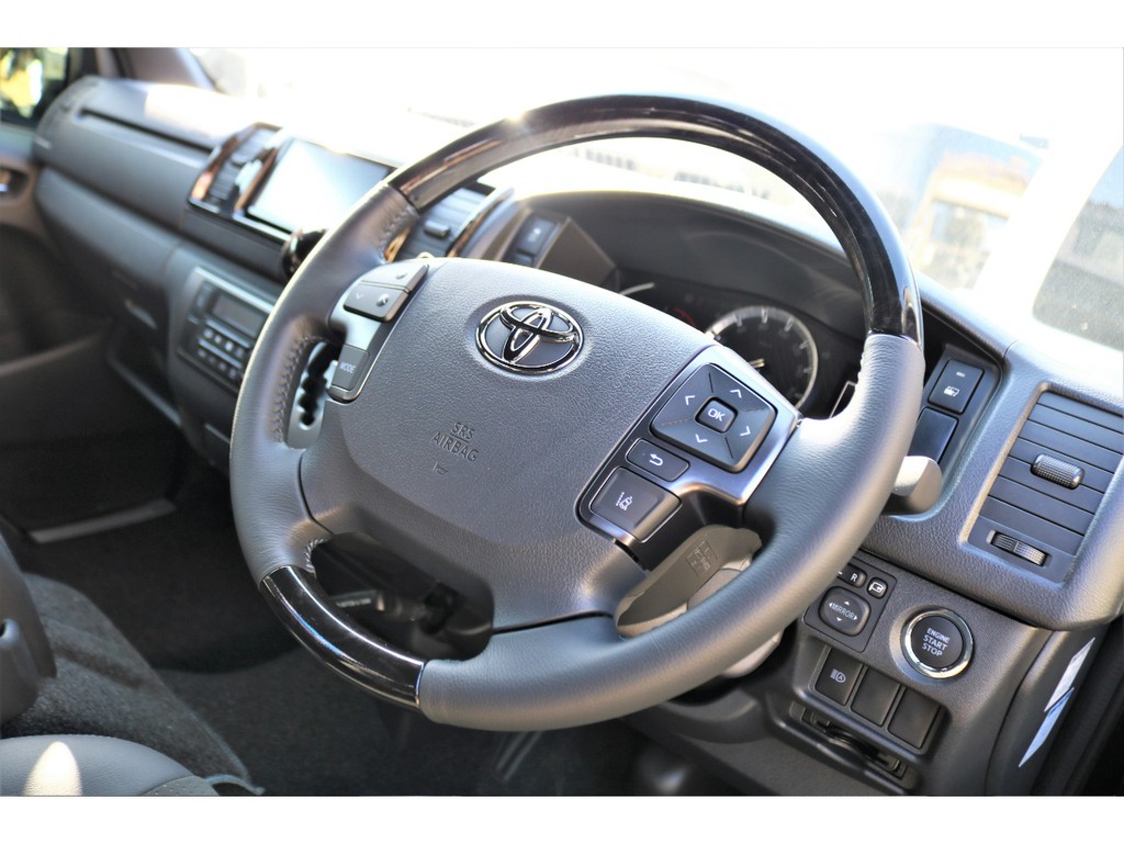 特別仕様車専用ステアリング！！ステアリングリモコン完備！