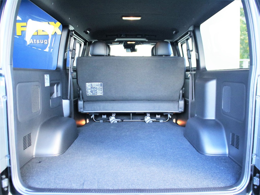 ハイエースバンならではの広大な荷室空間となっております！