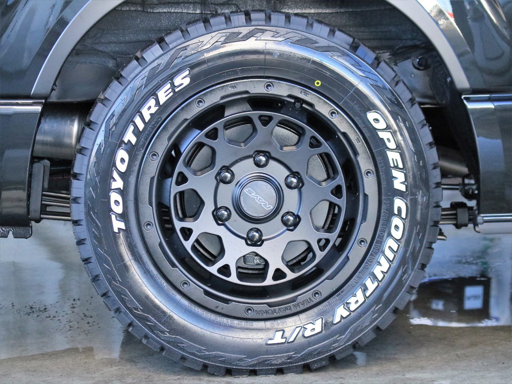 RAYS・M９アルミホイール16インチ＆TOYOオープンカントリータイヤ16インチを装備しております！オフロード仕様には大人気のセットです！