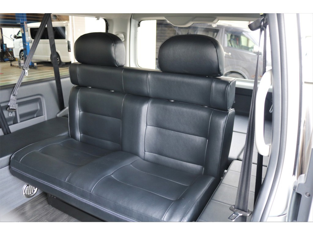 サードシートは2人掛シートで広々座れます！