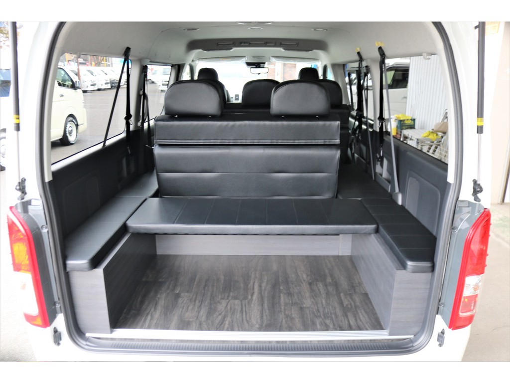 4列目は荷室スペース＆後ろ向き3人掛けシートです！