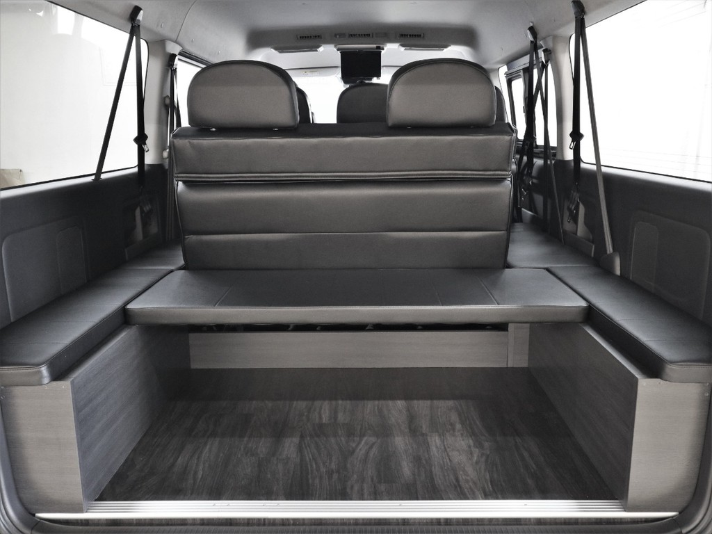 ベッドマットが３人掛け４列目シートに！