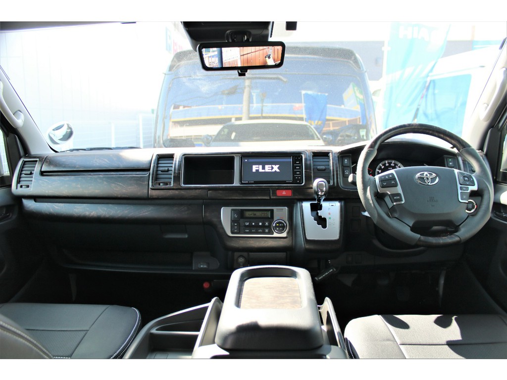 オリジナル艶消しマホガニー黒木目インテリアパネル搭載された内装は落ち着いたおしゃれデザインとなっております！！