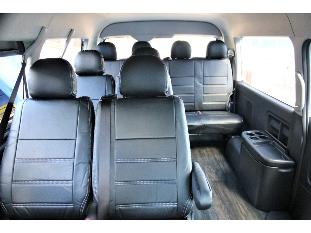 全席にオリジナルブラックレザー調シートカバー完備！！