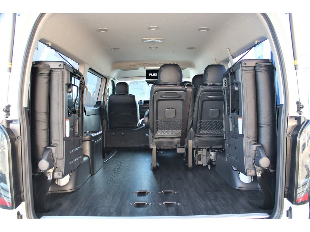 ４列目は跳ね上げも可能！！背の高いお荷物も積み込む事が出来ます！