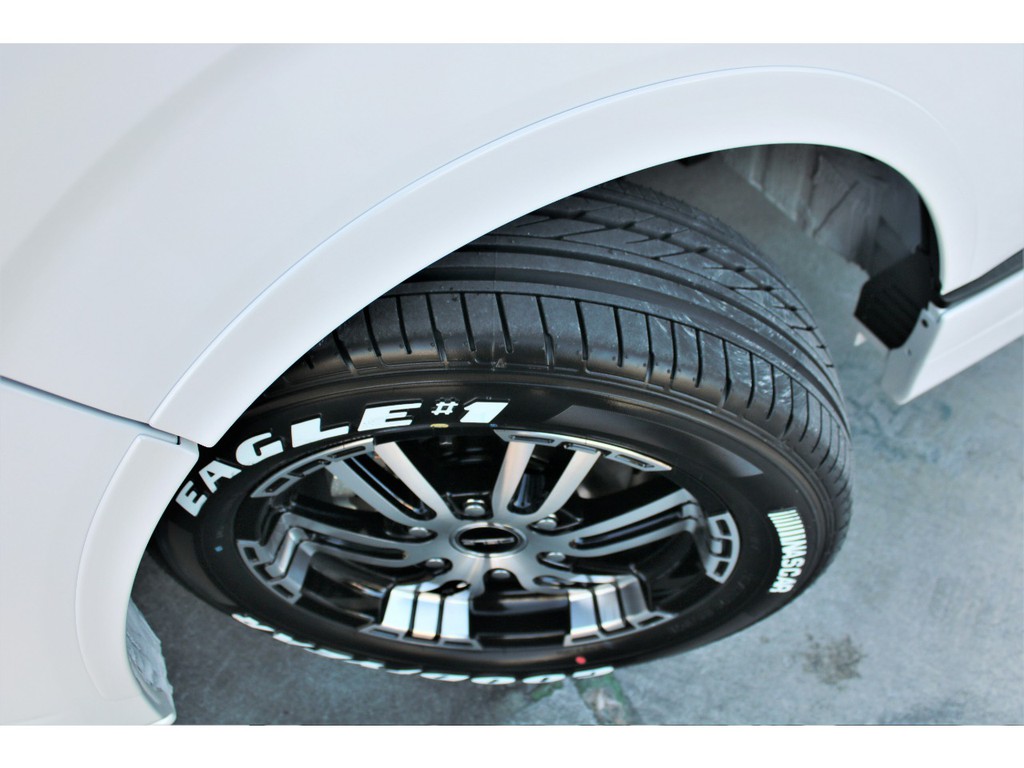 足元にはボディ同色のオリジナルＤｅｌｆｉｎｏＬｉｎｅオーバーフェンダー搭載！！