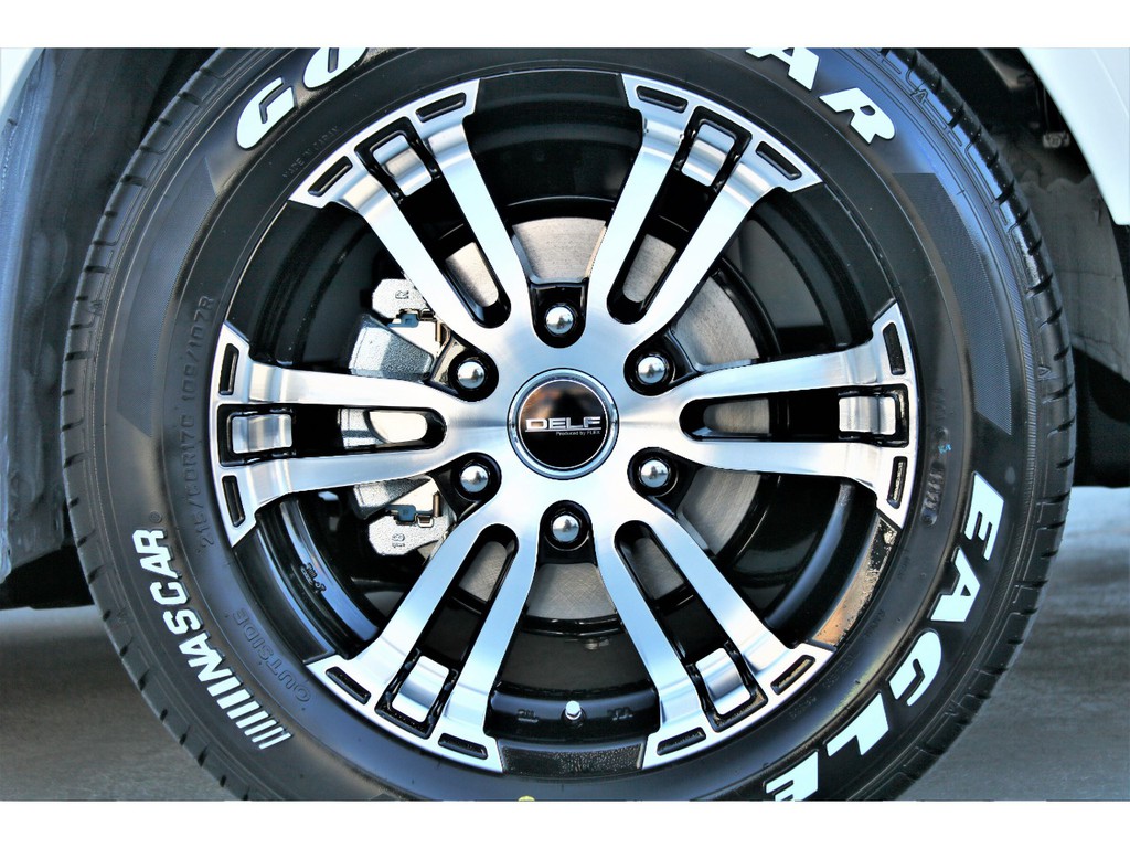 足元にはＤＥＬＦ０２ １７インチＡＷにナスカーホワイトレタータイヤをチョイス！！