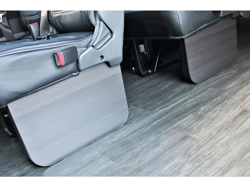 ２・３列目の足元にはおしゃれな黒木目サイドフットパネル搭載！！