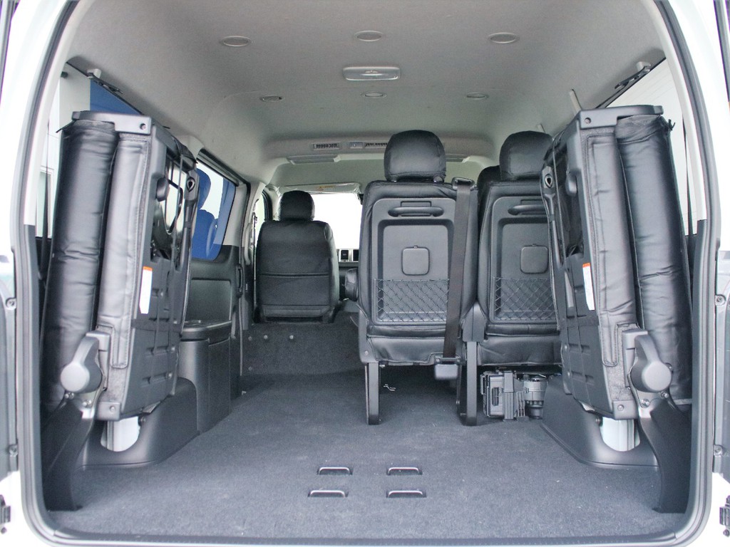 両側跳ね上げることで、広大な荷室空間をお作りすることができます！大人数での旅行やアウトドアにはおススメです！