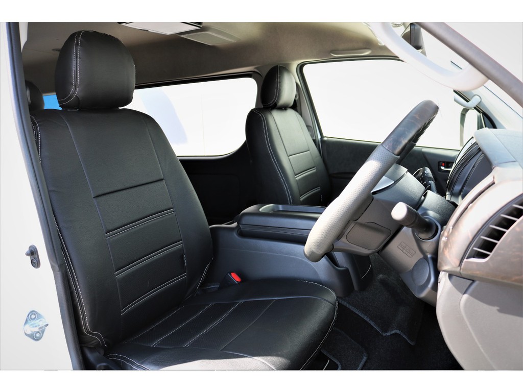 運転席シート、黒革調シートカバー付き！