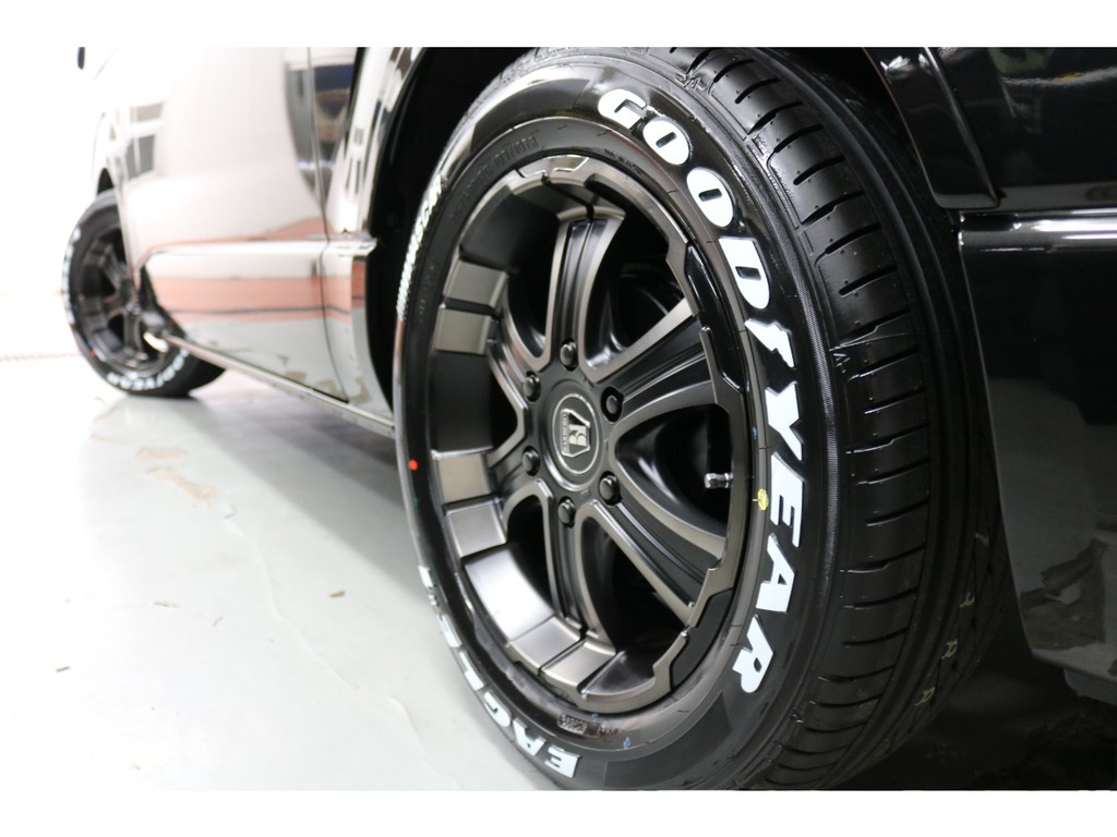 新車ハイエースワゴンＧＬファミリーに好評のＶｅｒ１シートアレンジツインナビパッケージ完成致しました！！フレックスオリジナルパーツ多数装備済み！！店頭在庫車、即ご納車もご対応可能になります！！