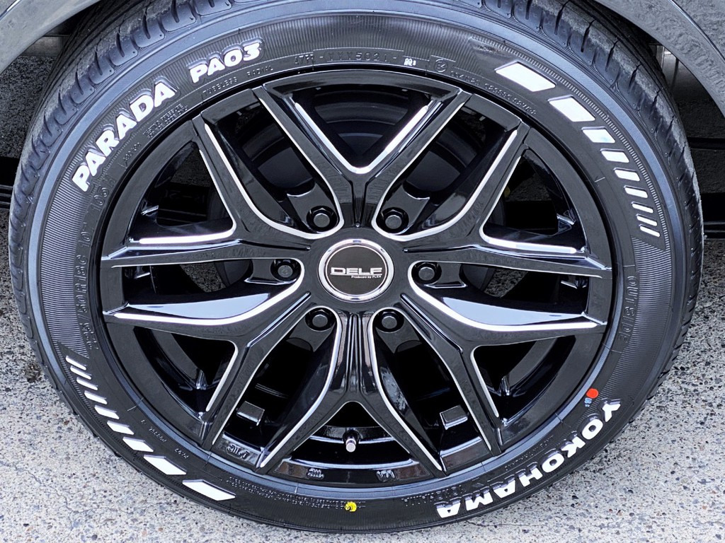 足元にはＦＬＥＸオリジナル Ｄｅｌｆ０１ １８インチアルミにＹＯＫＯＨＡＭＡ パラダタイヤをインストール！！