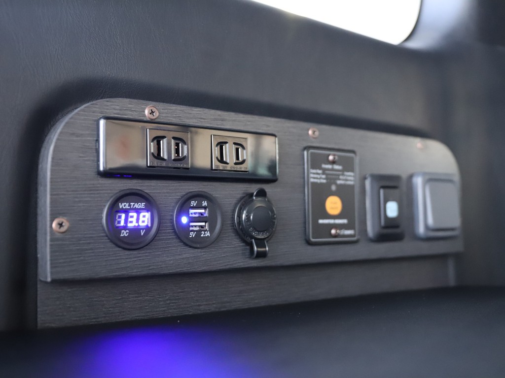 電圧計・USB・ACコンセント・シガーソケット完備！　エンジン停止中のオーディオ再生も可能です☆