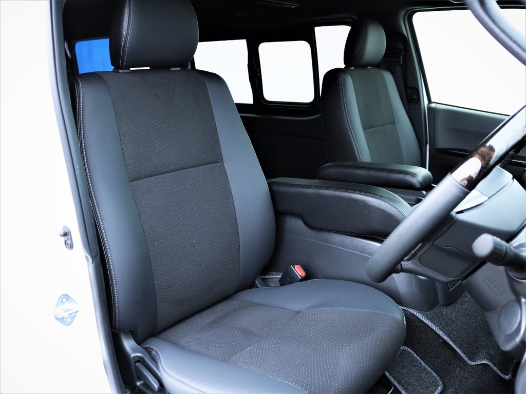 運転席シート、専用ハーフレザーシート！