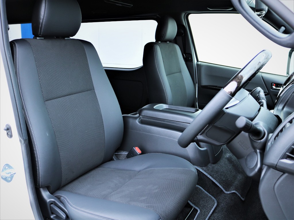 運転席シート、専用ハーフレザーシート！