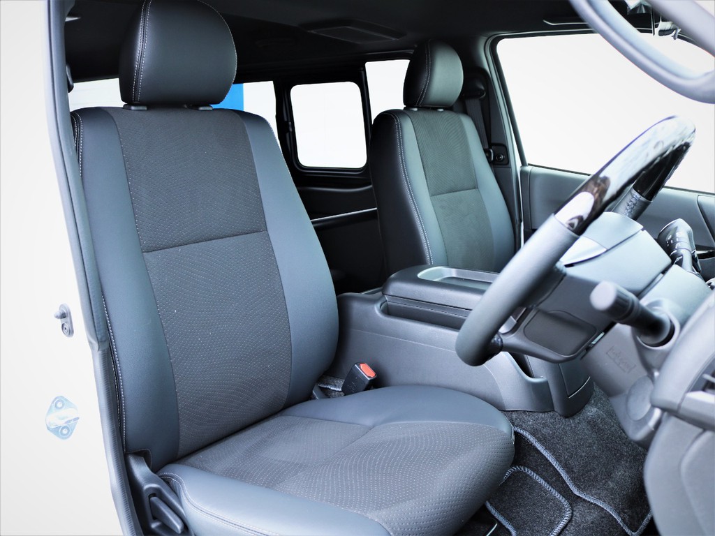運転席シート！、専用ハーフレザーシート！
