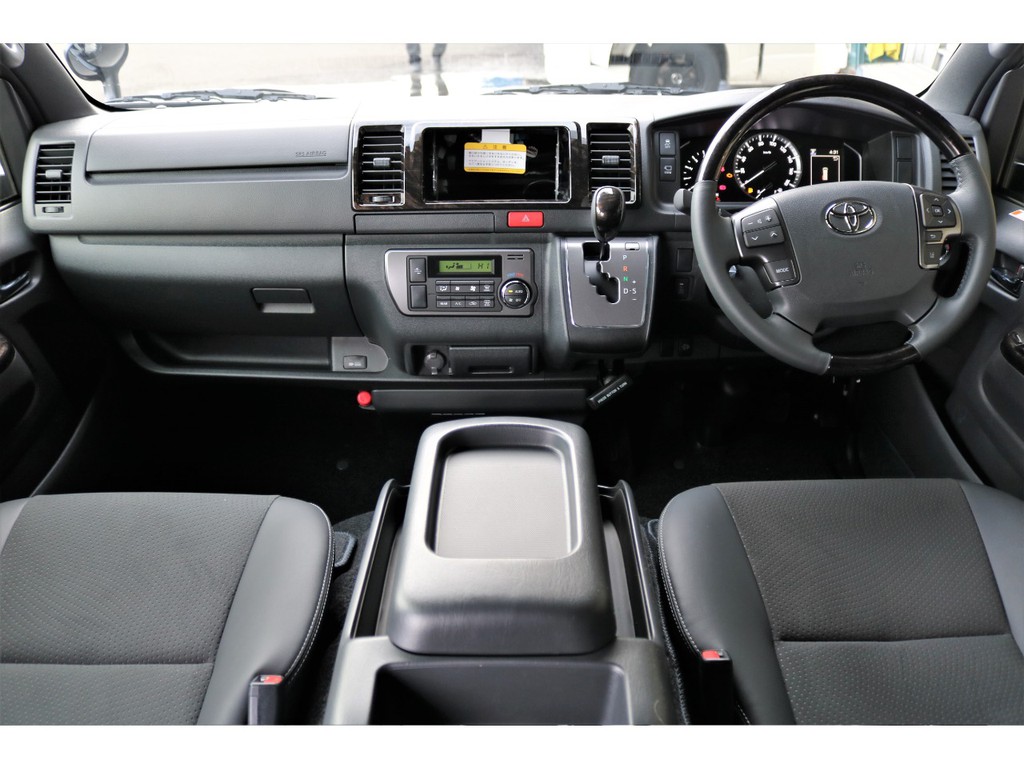 高級感溢れるコックピットで運転も楽しくなりますね！