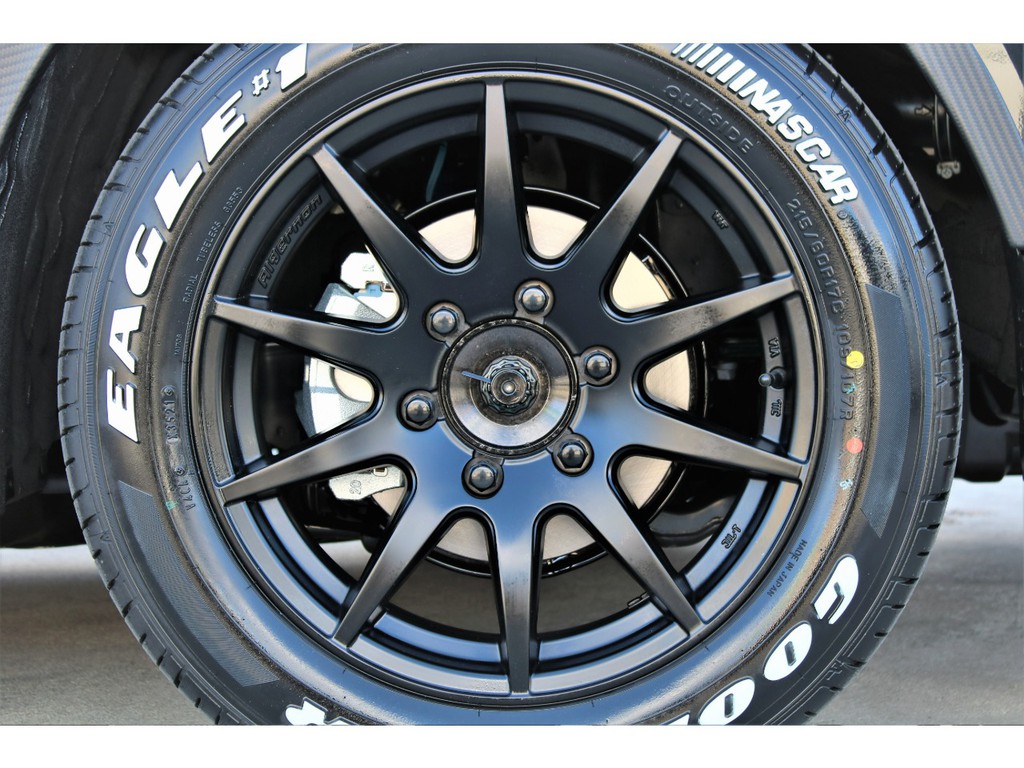 足元にも注目！！軽快でスタイリッシュなデザインのフェニーチェＸＣ１０ １７インチＡＷにナスカーホワイトレタータイヤをチョイス！！