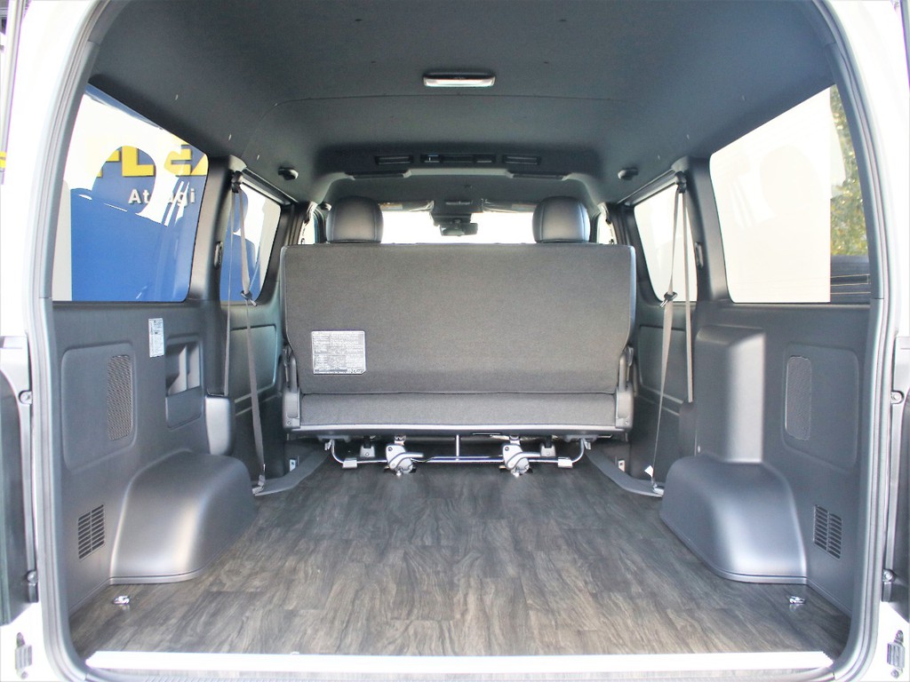 フローリング施工済みとなっておりますので、お掃除も簡単ですし、快適に車内でお過ごし頂けるカスタムになっております！
