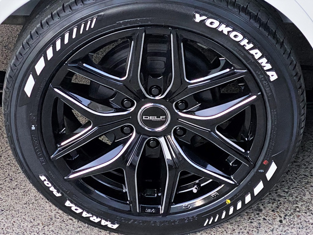 足元にはＦＬＥＸオリジナル Ｄｅｌｆ０１ １８インチアルミにＹＯＫＯＨＡＭＡパラダタイヤをインストール！！