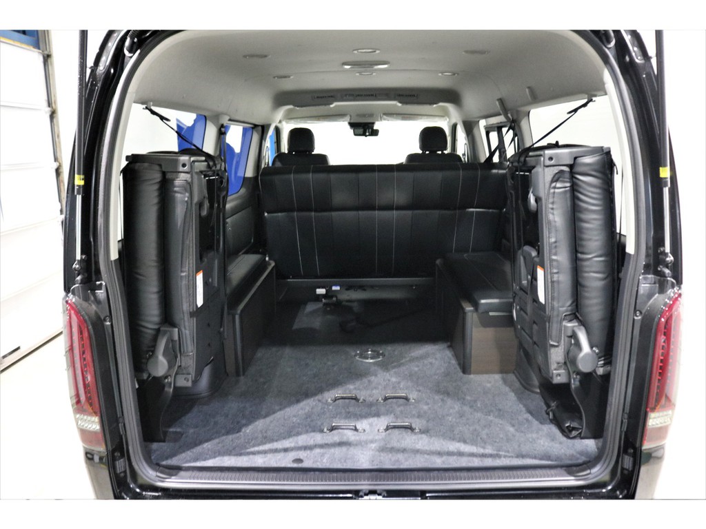 ４列目シートを跳ね上げれば広々としたラゲッチスペースに早変わり！