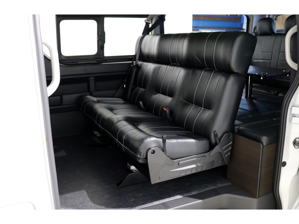 セカンドシートは3人掛けのバタフライシート！