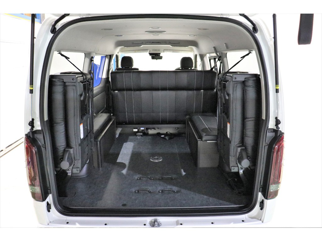 マットを外せば広大なラゲッジスペースにも展開できます！