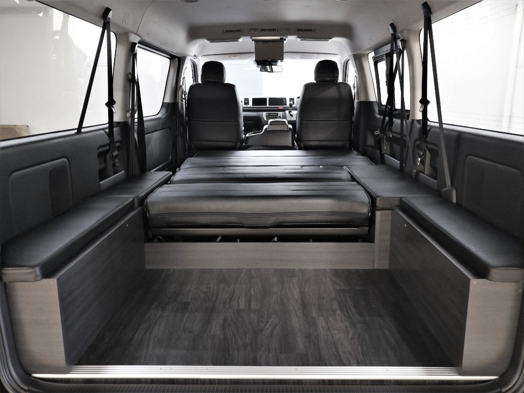 跳ね上げ式４列目シートを取り外したことで収納スペースが出現！