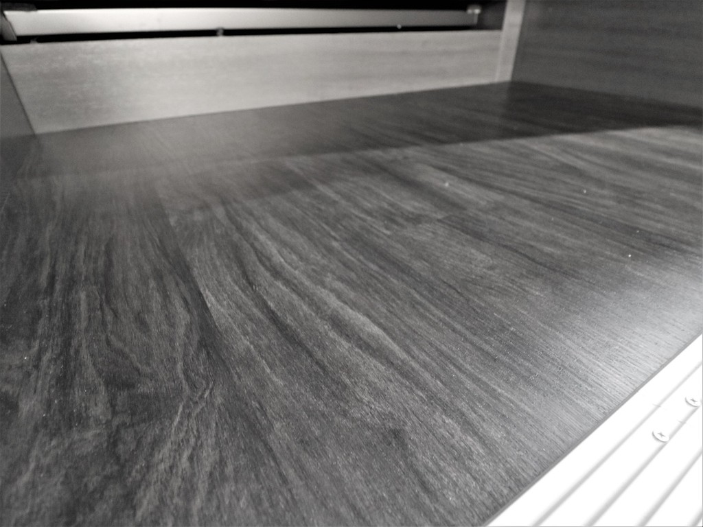 フローリング施工済みですので重たいお荷物も安心して積めます！