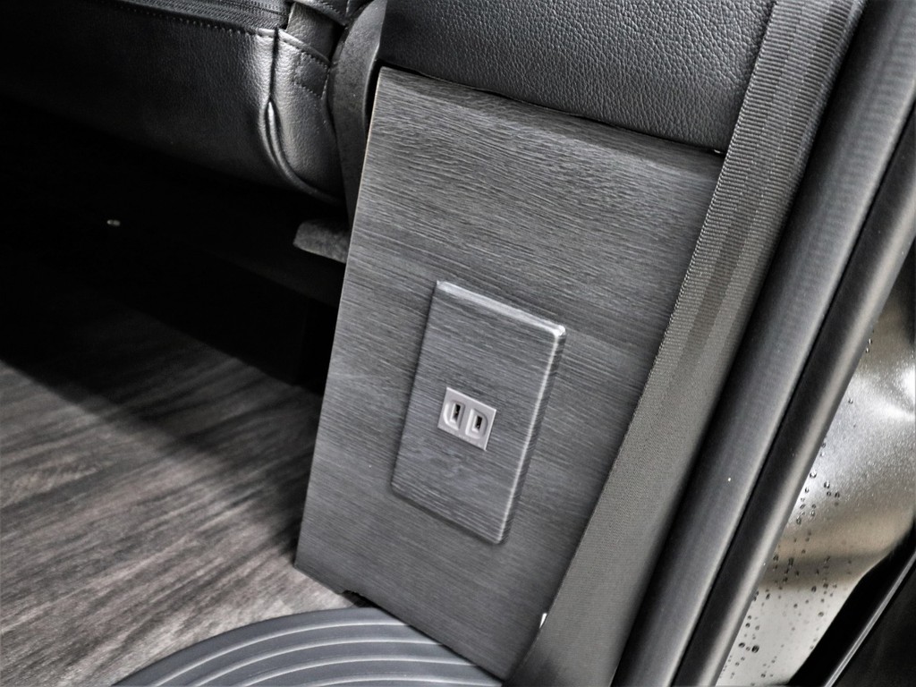 スライドドア脇に１００Ｖコンセントを装備！