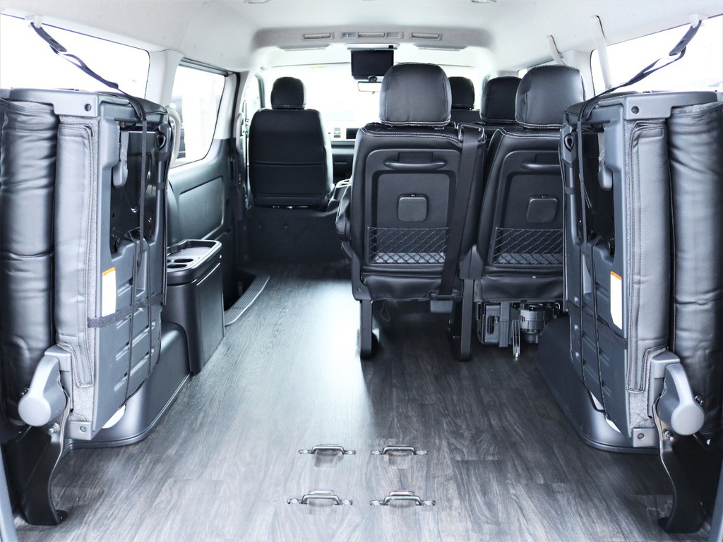 ４列目を跳ね上げれば収納スペース御座います！